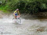 cyklista cez vodu